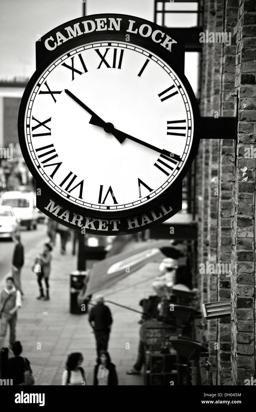 Camden Lock Market Hall Uhrzeit is10: 19 pm / am Shopper unter neunzehn Minuten vorbei an 10:00 Stockfoto
