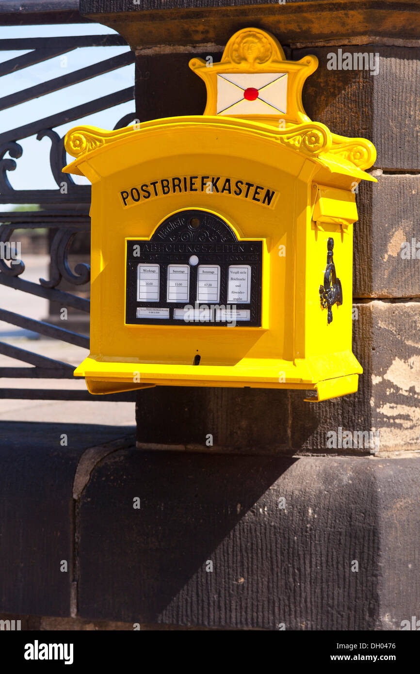 Historischer Briefkasten vor der Augustusbrücke in Dresden, Sachsen  Stockfotografie - Alamy