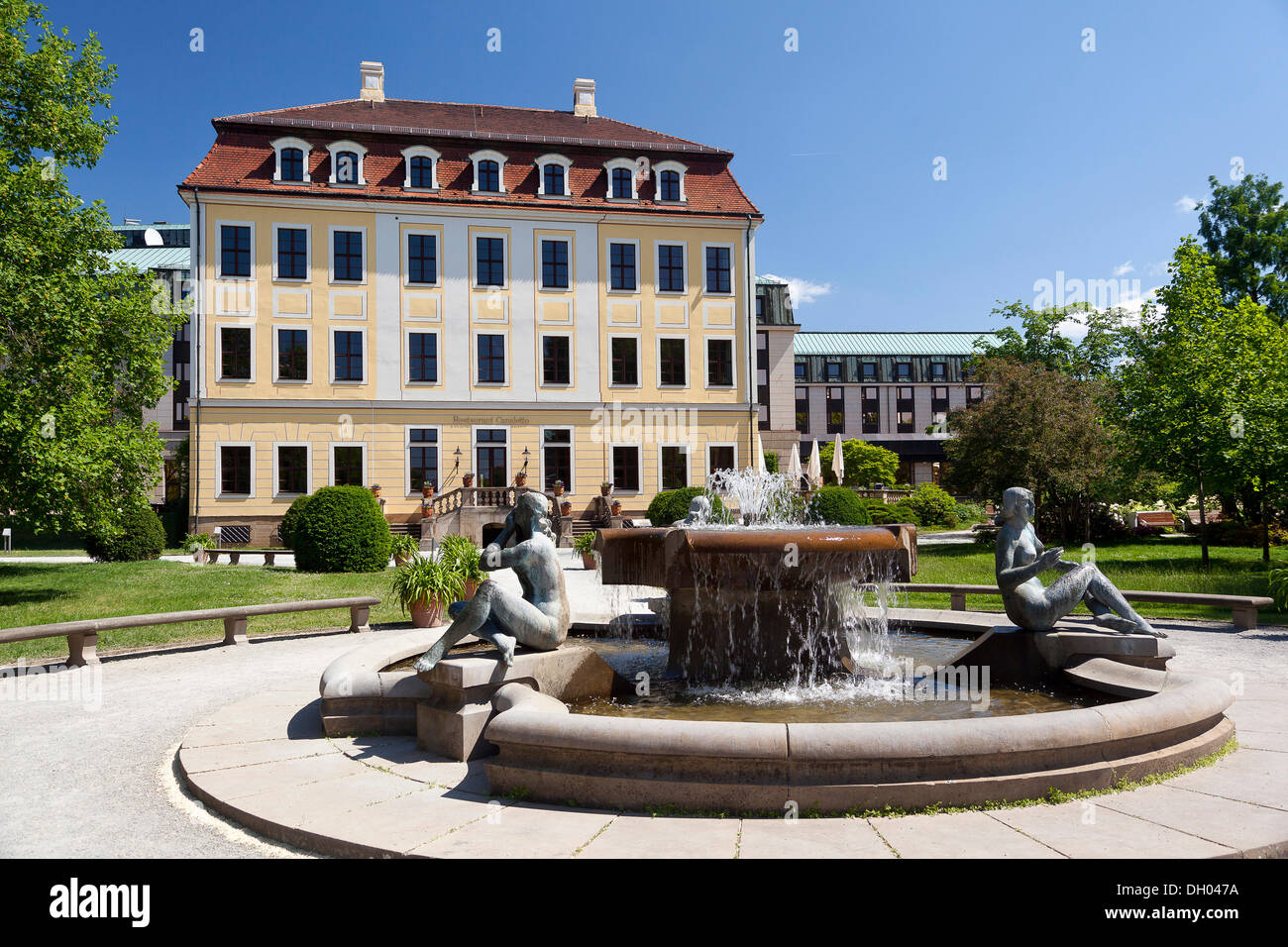 Hotel Bellevue, Elbe-Fluss-Seite mit Brunnen, Dresden-Neustadt, Sachsen Stockfoto