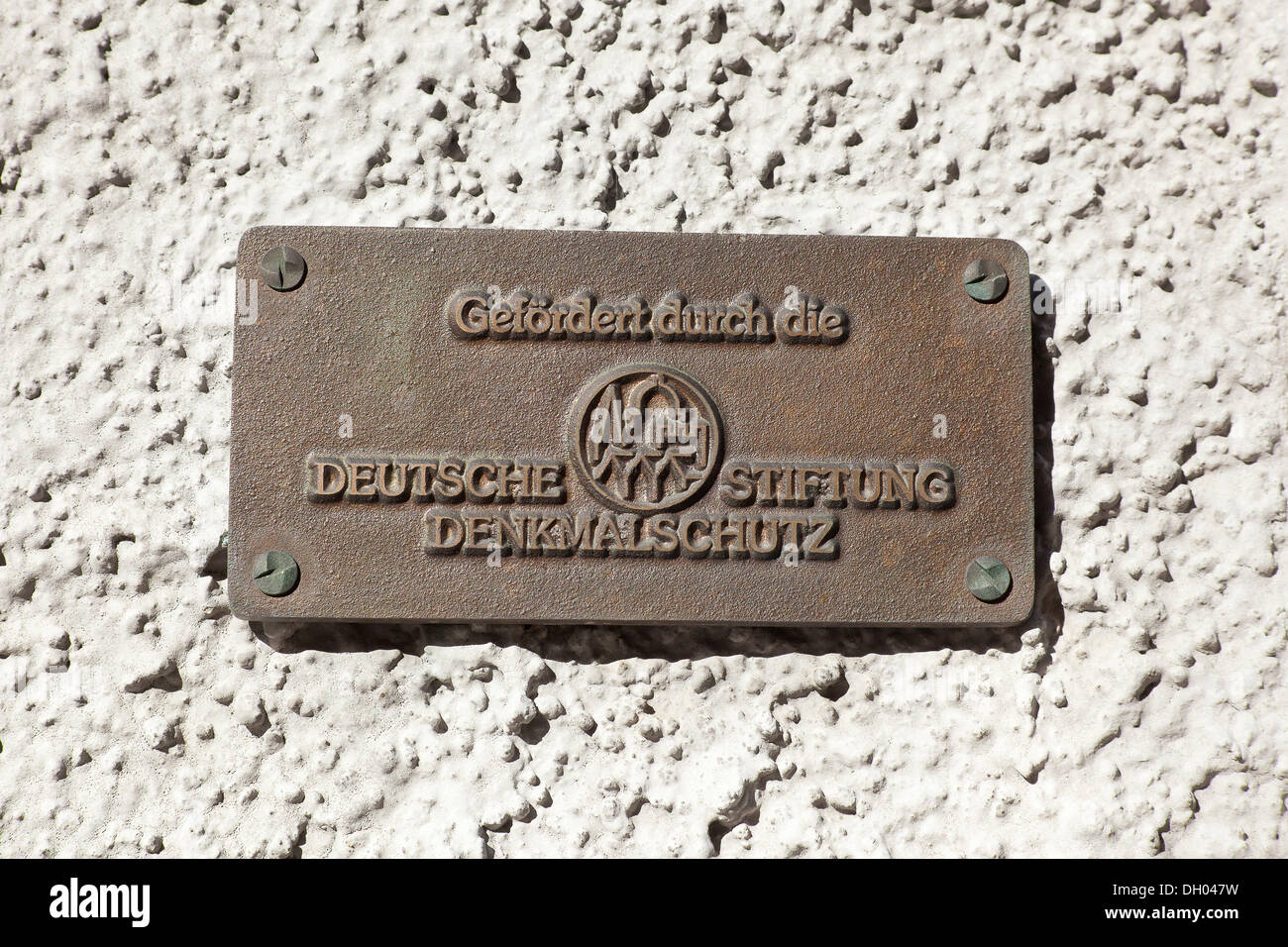 Schilder, Schriftzug "Deutsche Stiftung gestellt", Deutsch für "Deutsche Stiftung Denkmalschutz" an einer Wand in Görlitz Stockfoto