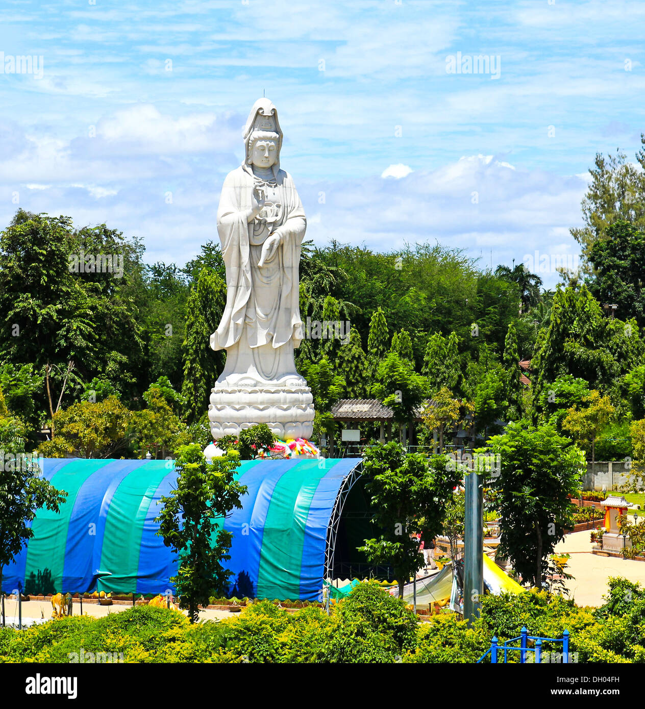 Weiße Marmorstatue des Buddha im Tal River Kwai Stockfoto