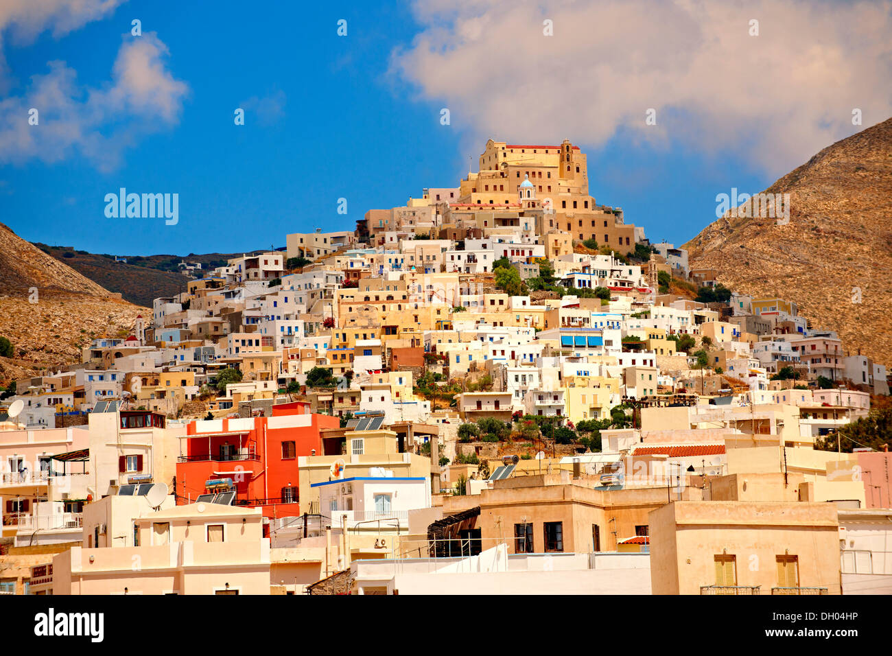 Die venezianischen Stadtviertel von Ano Syros gekrönt von der katholischen Basilika von San Giorgio, Syros, Kykladen, Griechenland, Europa Stockfoto