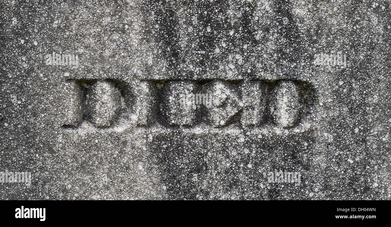 Das Wort "Tod" auf einem Grabstein geätzt. Stockfoto