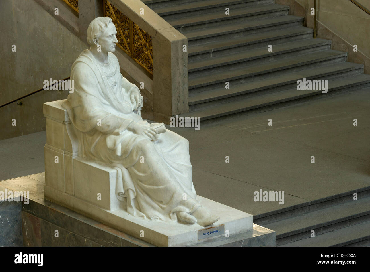 Sitzende Marmorstatue von König Ludwig i., Lichthof, Atrium des Hauptgebäudes LMU, Ludwig-Maximilians-Universität München Stockfoto