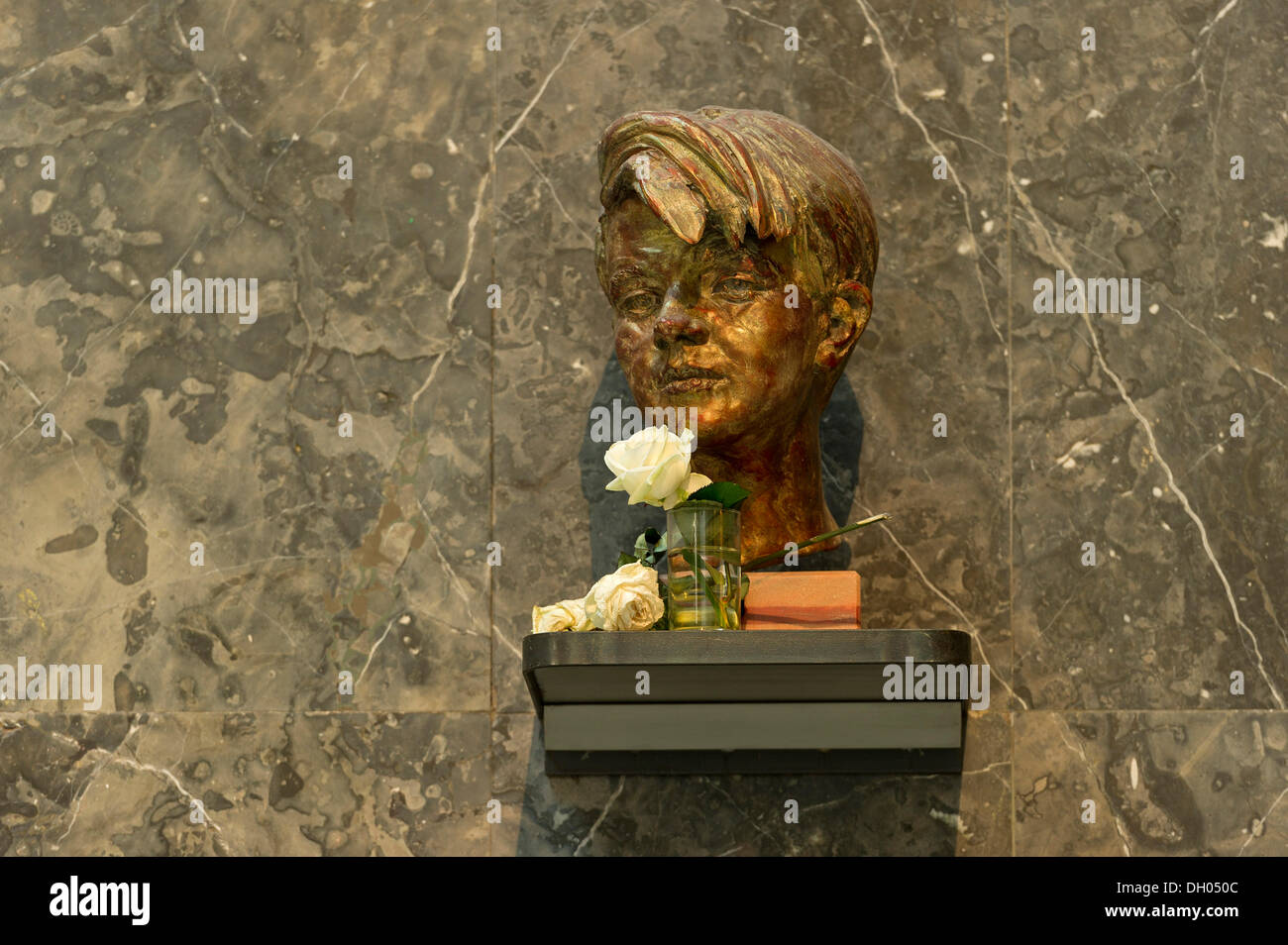 Bronze-Büste von Sophie Scholl von Nikolai Tregor, weiße Rose Denkmal, Gegner des Dritten Reiches, Lichthof, Atriums der LMU Stockfoto