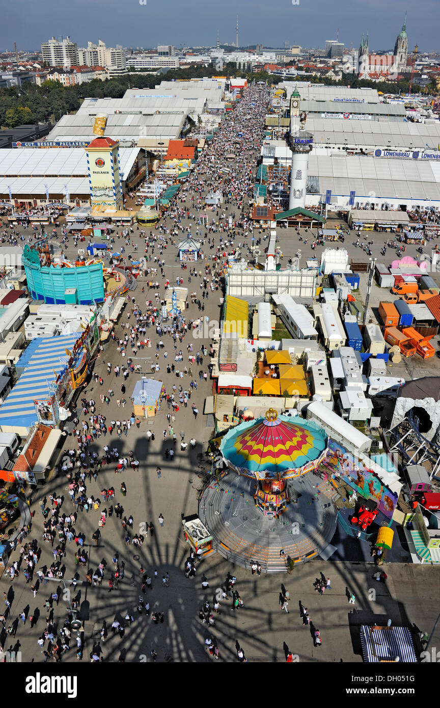 Straße von den Bierzelten mit dem Schatten der Ferris wheel, Oktoberfest Festival, München, Bayern, Oberbayern Stockfoto