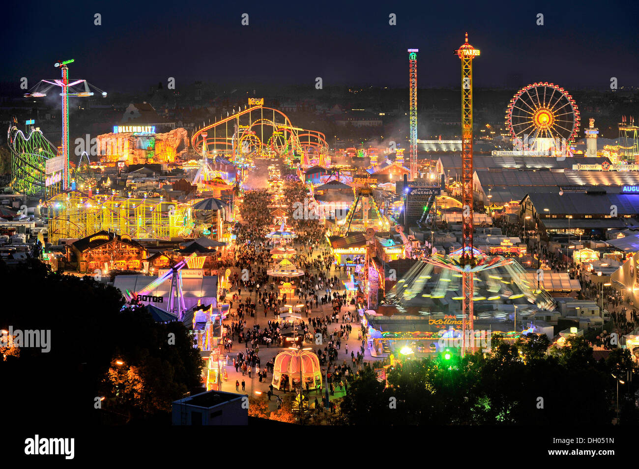 Blick auf das Oktoberfest-Festival in der Nacht, mit beleuchteten Ständen, Bierzelte und Kirmes Fahrgeschäfte, Oktoberfest Festival, München Stockfoto