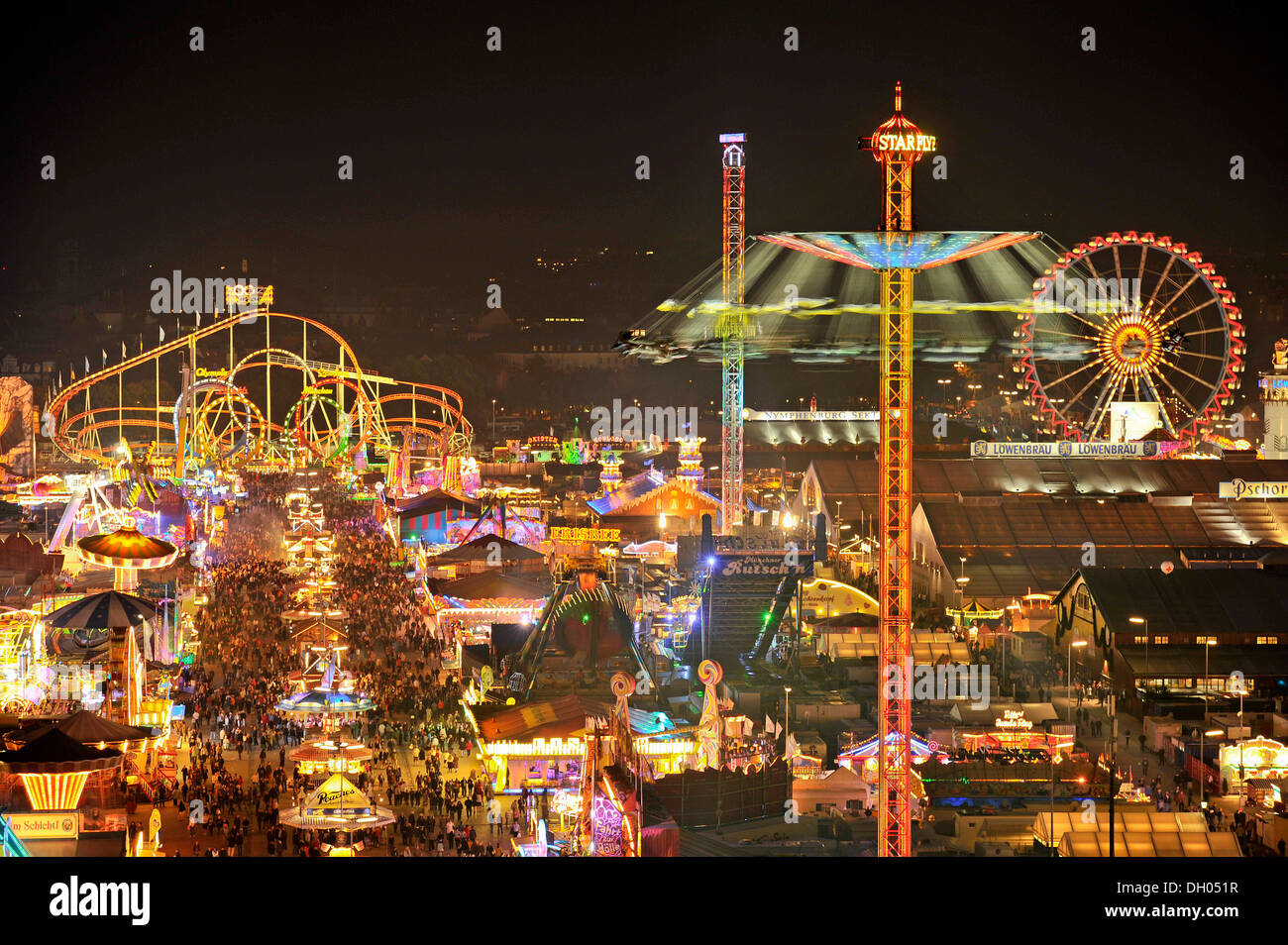 Blick auf das Oktoberfest-Festival in der Nacht, mit beleuchteten Ständen, Bierzelte und Kirmes Fahrgeschäfte, Oktoberfest Festival, München Stockfoto
