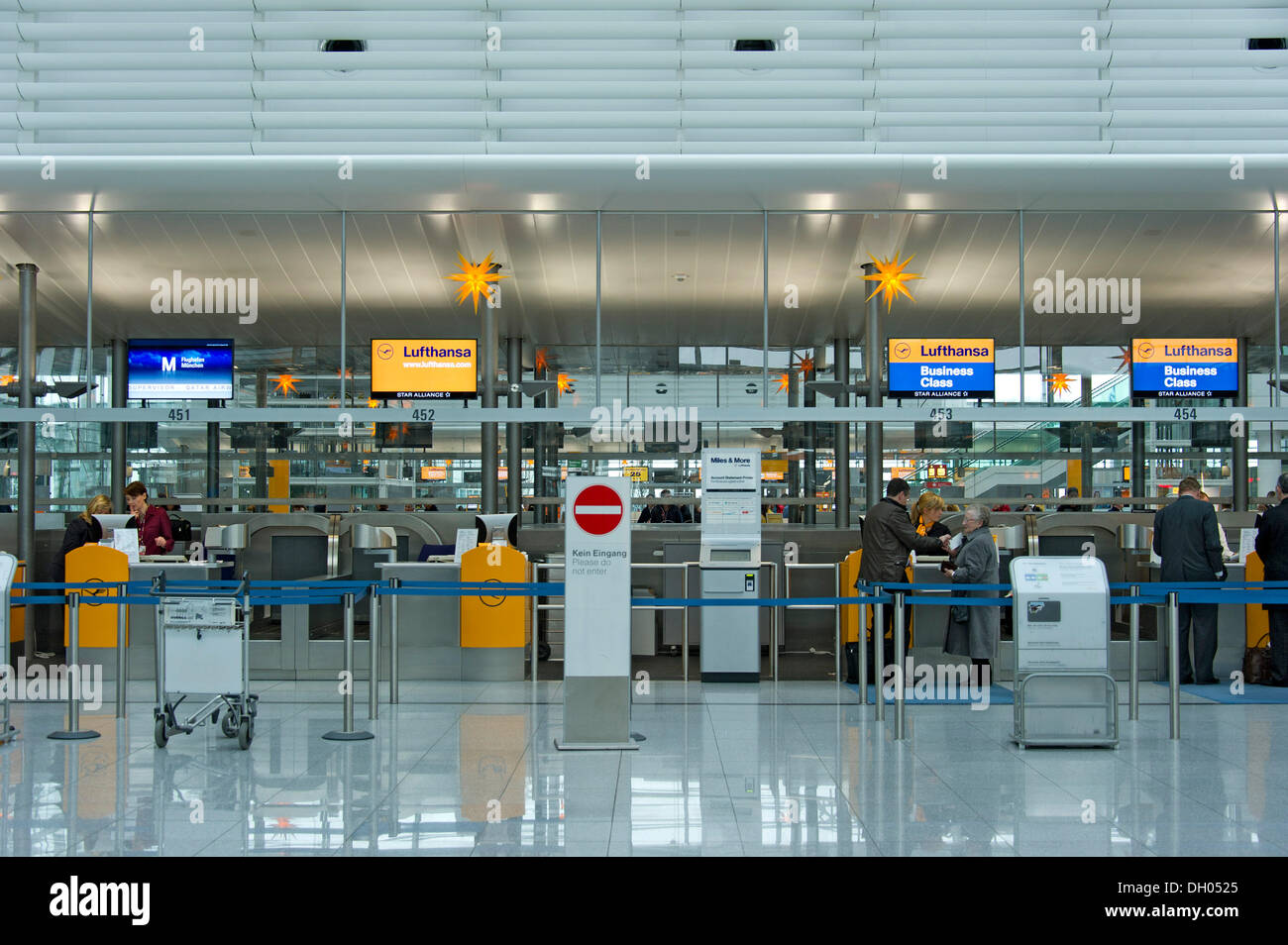 Abflughalle, Terminal 2, Lufthansa Check-in Schalter, Franz-Josef-Strauss-Flughafen, München, Bayern, Oberbayern Stockfoto