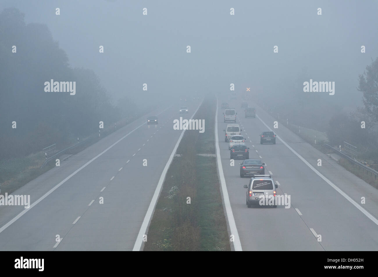 Autobahn im Nebel, beleuchtet Andreaskreuz als Warnung vor Gefahr, in der Nähe von Freising, Bayern, Oberbayern Stockfoto