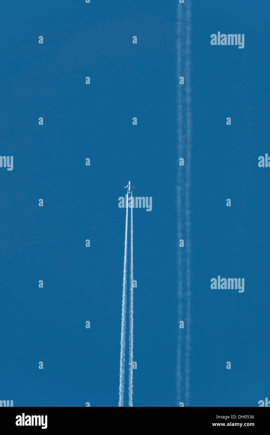Flugzeug mit Kondensstreifen am Himmel Stockfoto