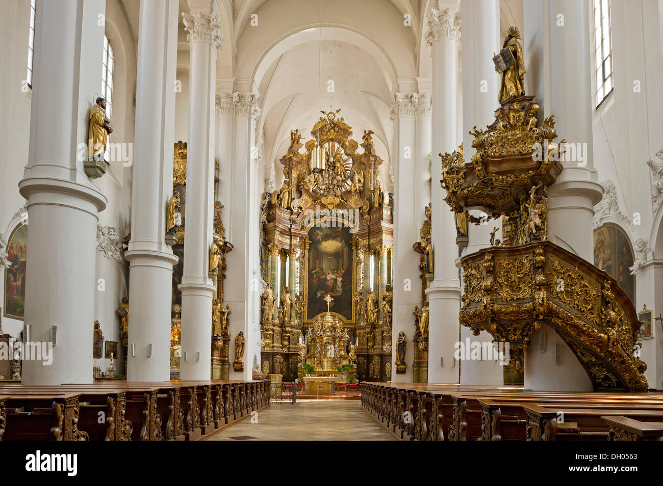 Innenansicht mit Hochaltar und Kanzel, Karmeliterkloster in Straubing, Bayern, Niederbayern Stockfoto