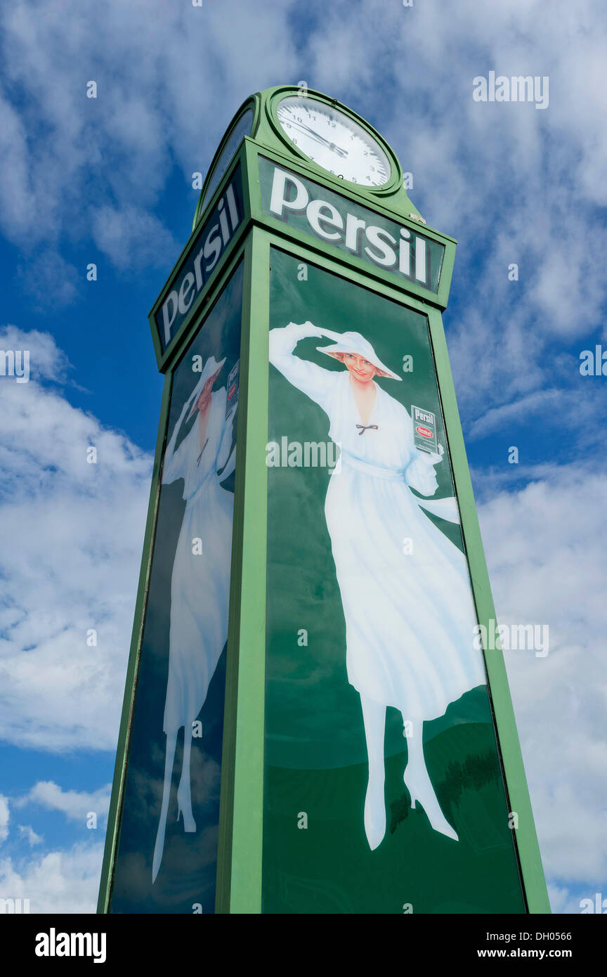 Nostalgische "Persil"-Uhr mit dem Anzeige-Bild von der 'white Lady', Straubing, Bayern, Niederbayern, PublicGround Stockfoto