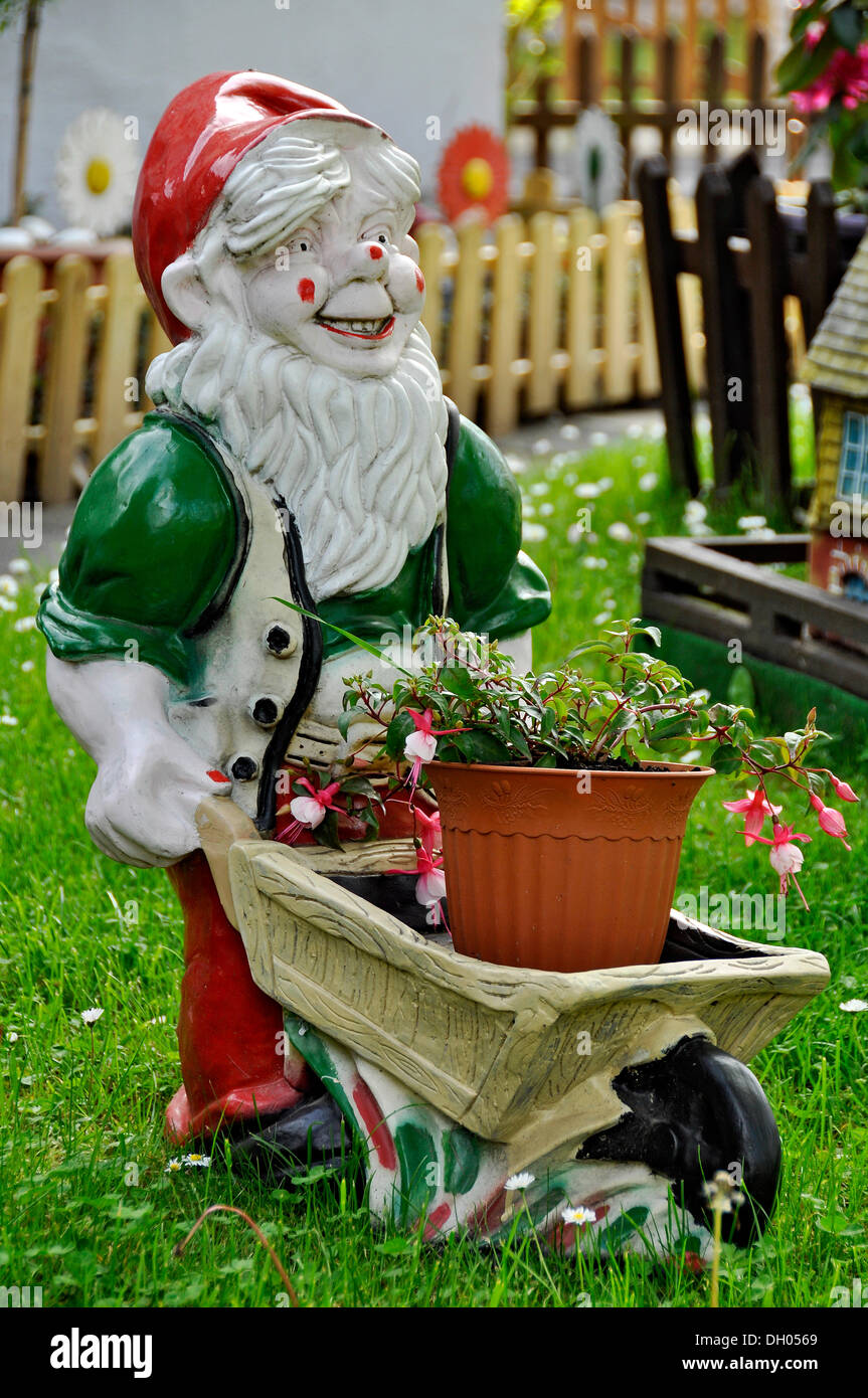 Gartenzwerg als Gärtner, Bueches nahe Buedingen, Hessen, PublicGround Stockfoto