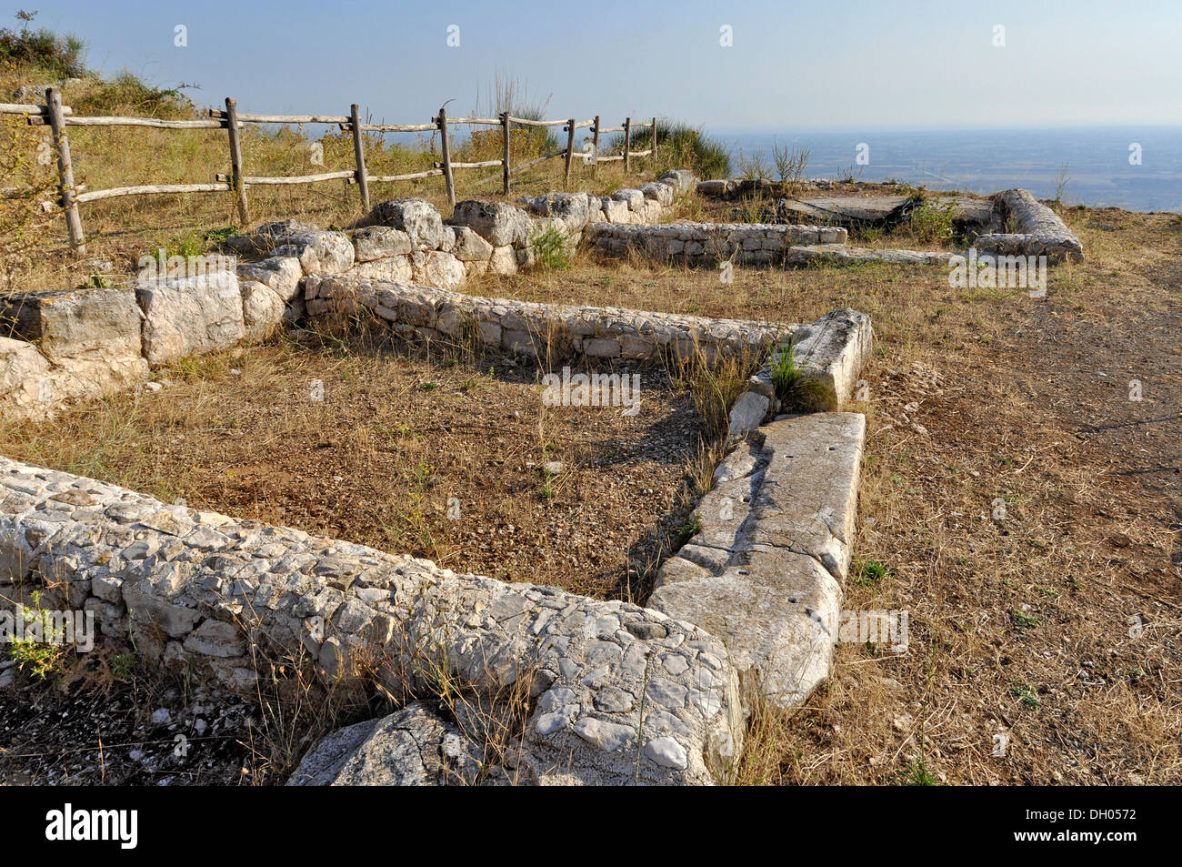 Reste von Häusern an der archäologischen Stätte der alten römischen Stadt Norba, 4. Jahrhundert v. Chr. in der Nähe von Norma Stockfoto