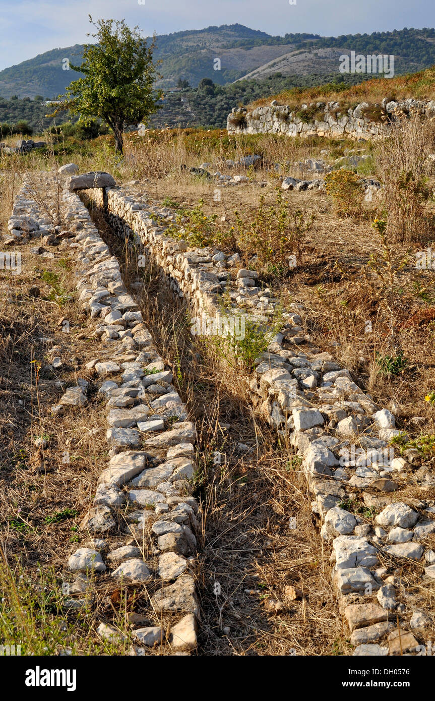 Ehemaligen Wasserleitung an der Ausgrabungsstätte der antiken römischen Stadt Norba, 4. Jahrhundert v. Chr. in der Nähe von Norma, Monti Lepini Stockfoto