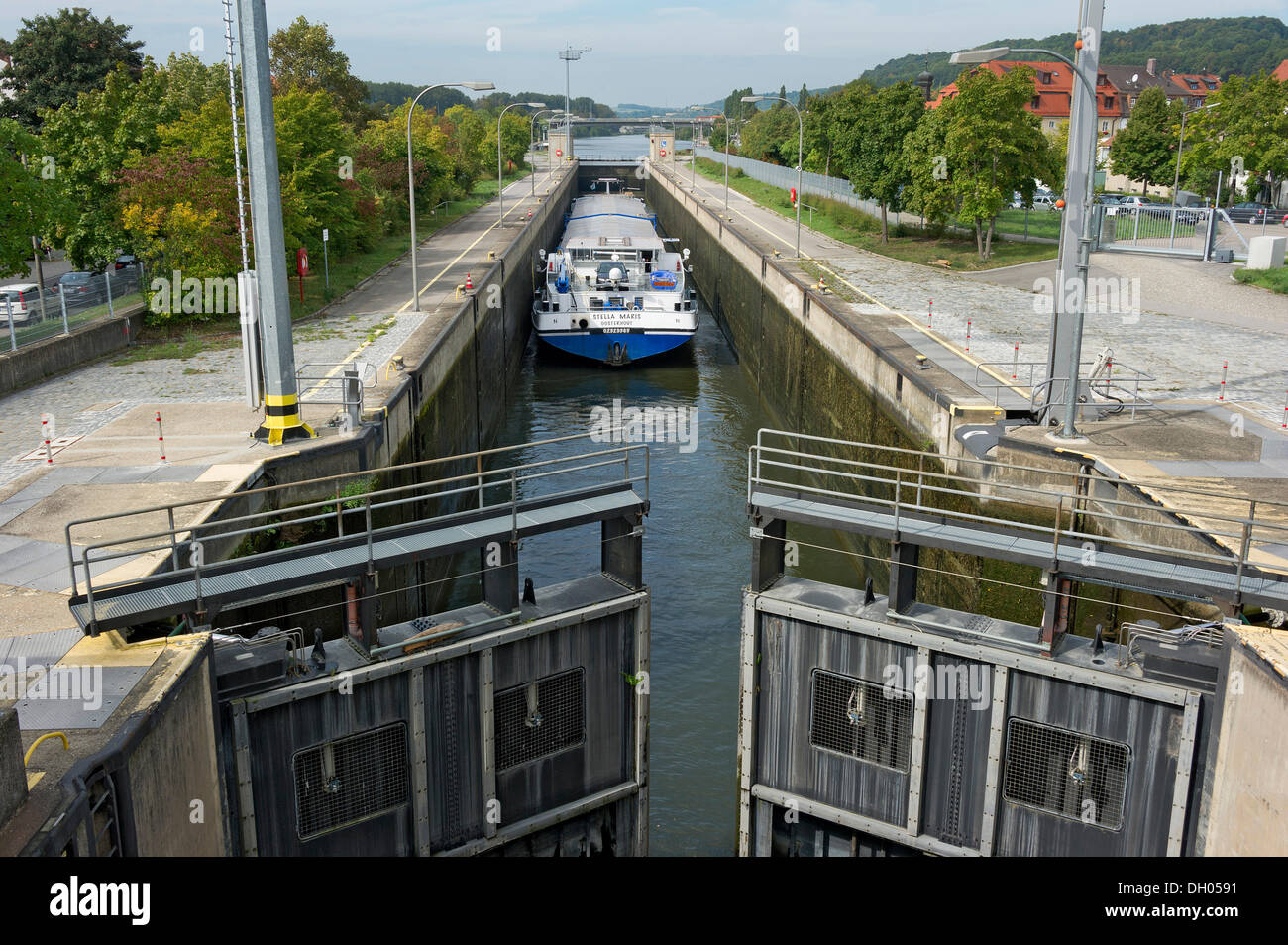 Frachtschiff ins Schloss, Schleusen geschlossen für Überschwemmungen, Rhein-Main-Donau-Kanal, Regensburg, Oberpfalz, Bayern Stockfoto