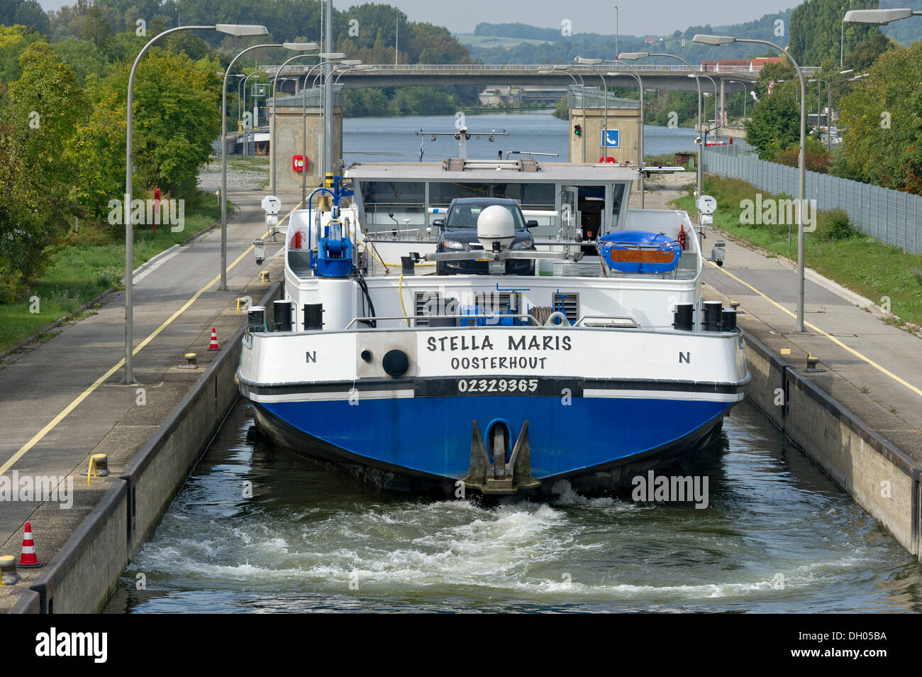 Frachtschiff verlässt eine Sperre, Rhein-Main-Donaukanal, Regensburg, Oberpfalz, Bayern Stockfoto