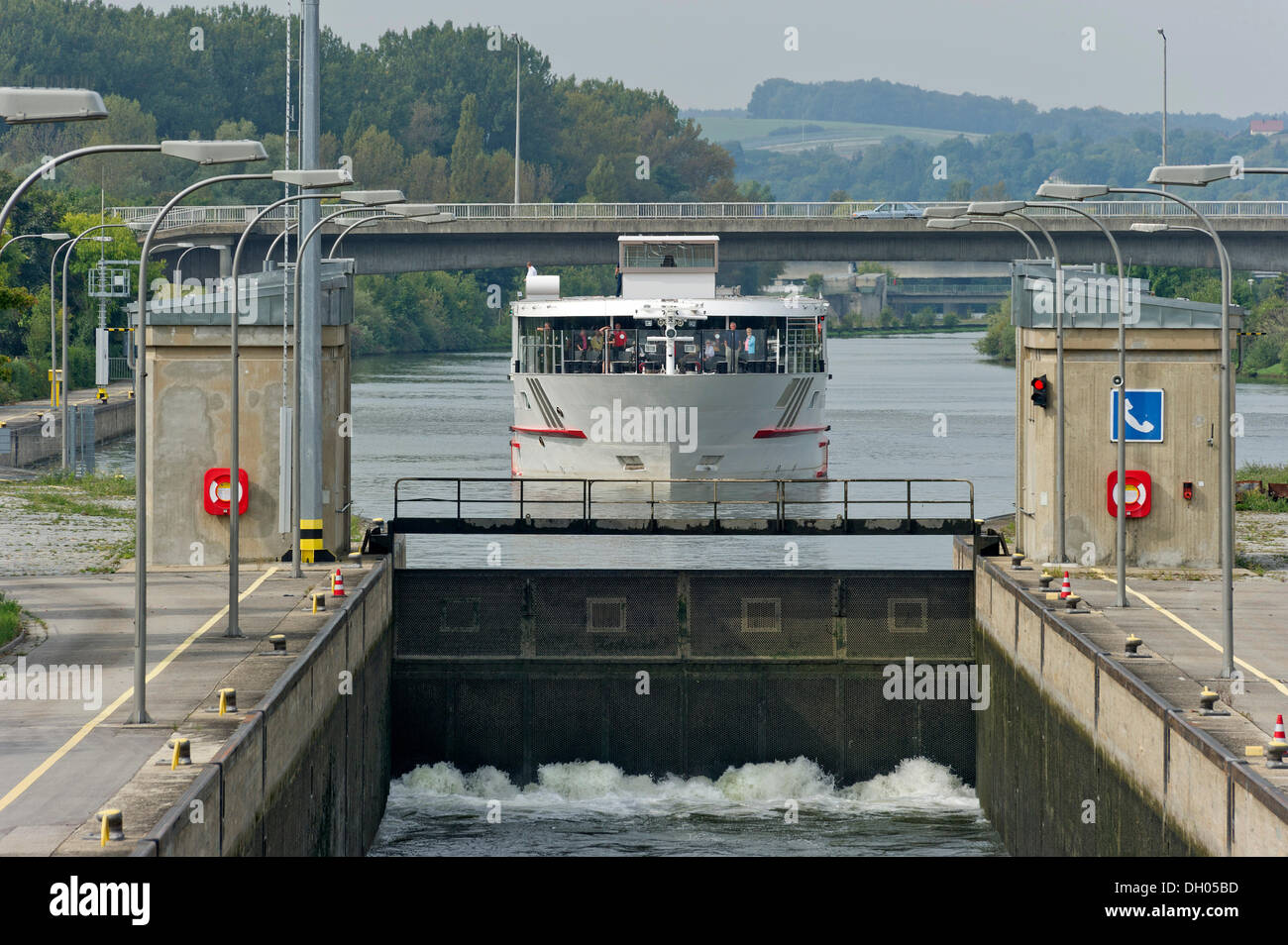 Riverboat, Viking Prestige, warten vor einer Sperre, die überflutet wird, Rhein-Main-Donau-Kanal, Regensburg Stockfoto