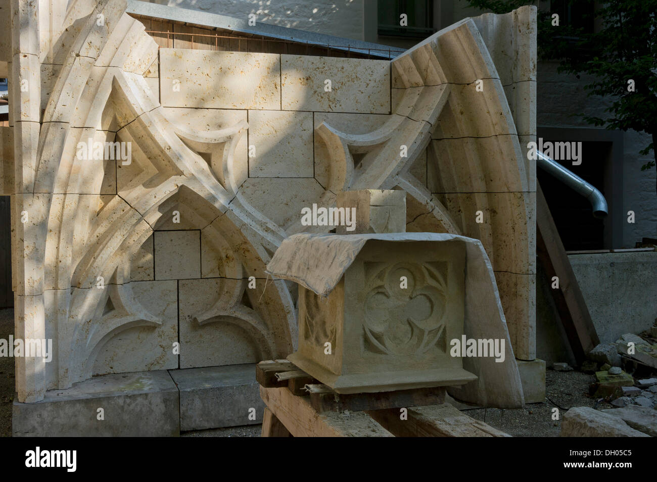 Schnitzereien in der Kathedrale Werkstatt, Stein St.-Petri Dom, Regensburg, Oberpfalz, Bayern Stockfoto