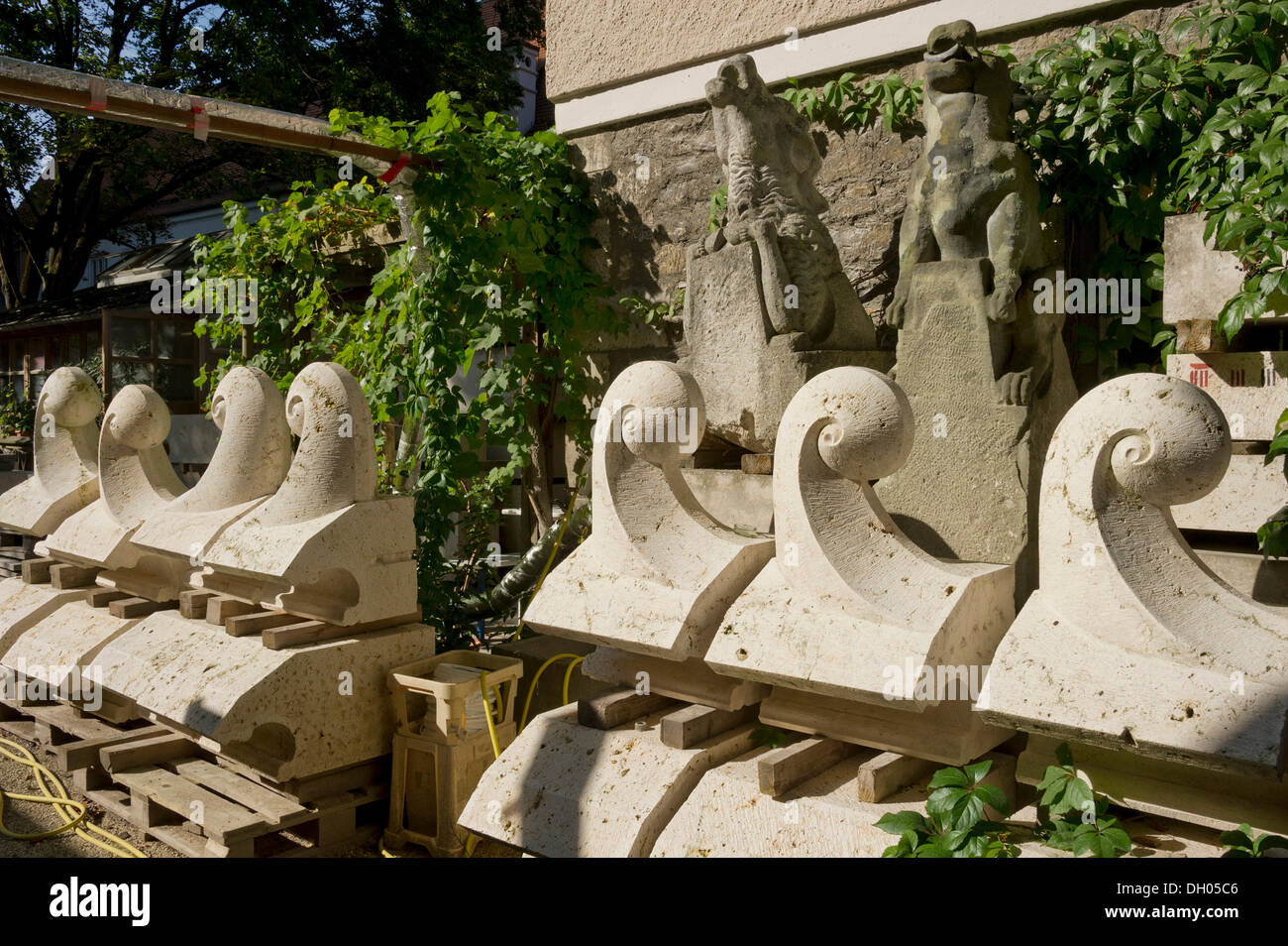 Schnitzereien in der Kathedrale Werkstatt, Stein St.-Petri Dom, Regensburg, Oberpfalz, Bayern Stockfoto