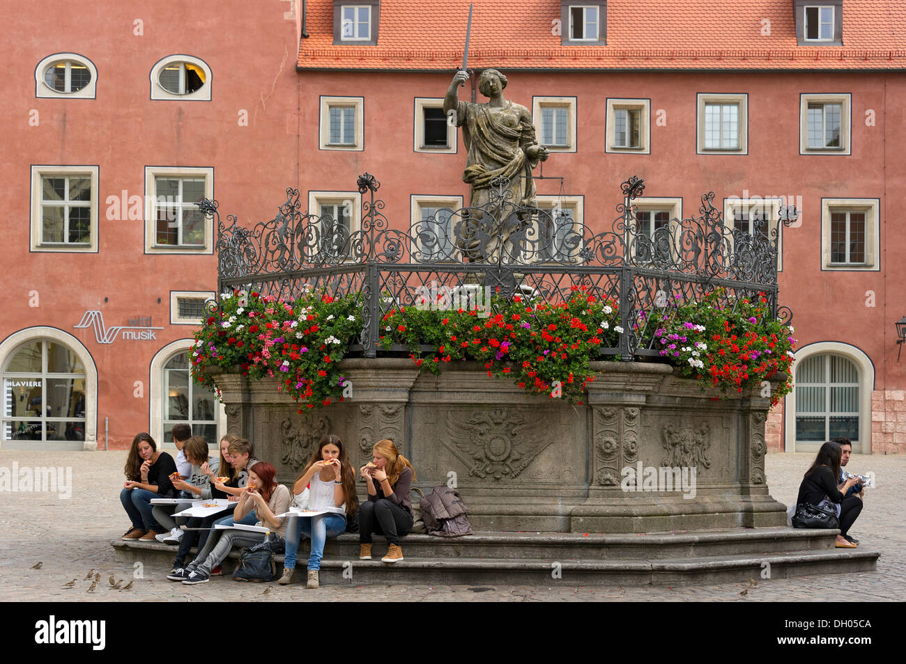 Brunnen der Gerechtigkeit, neue Waag oder Verwaltungsgericht, Haidplatz Quadrat, Altstadt von Regensburg, Oberpfalz, Bayern Stockfoto