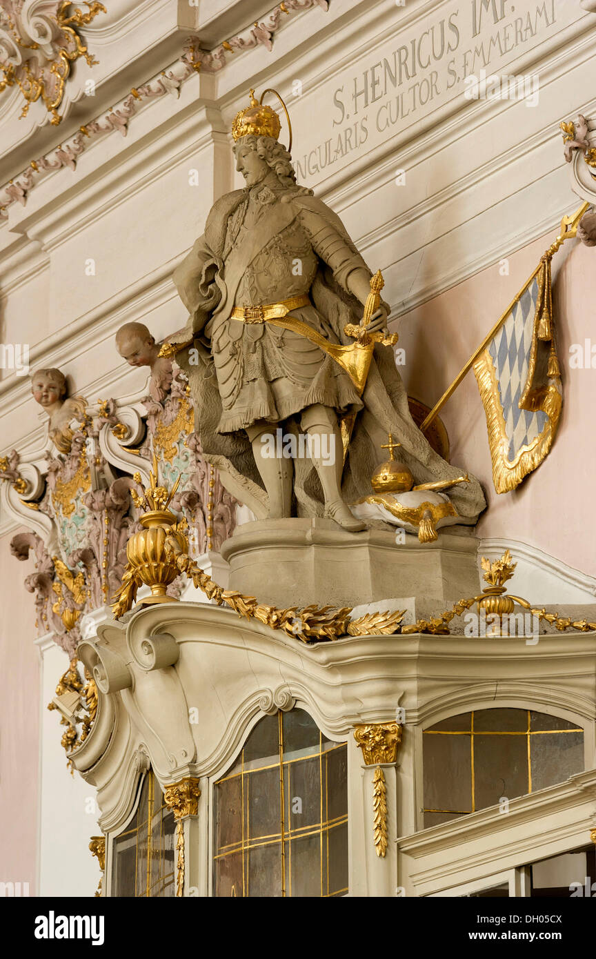 Benediktinerkloster St. Emmeram, Abtei St. Emmeram, päpstliche Basilika, Statue von Kaiser Heinrich II., barocke Interieur durch die Stockfoto