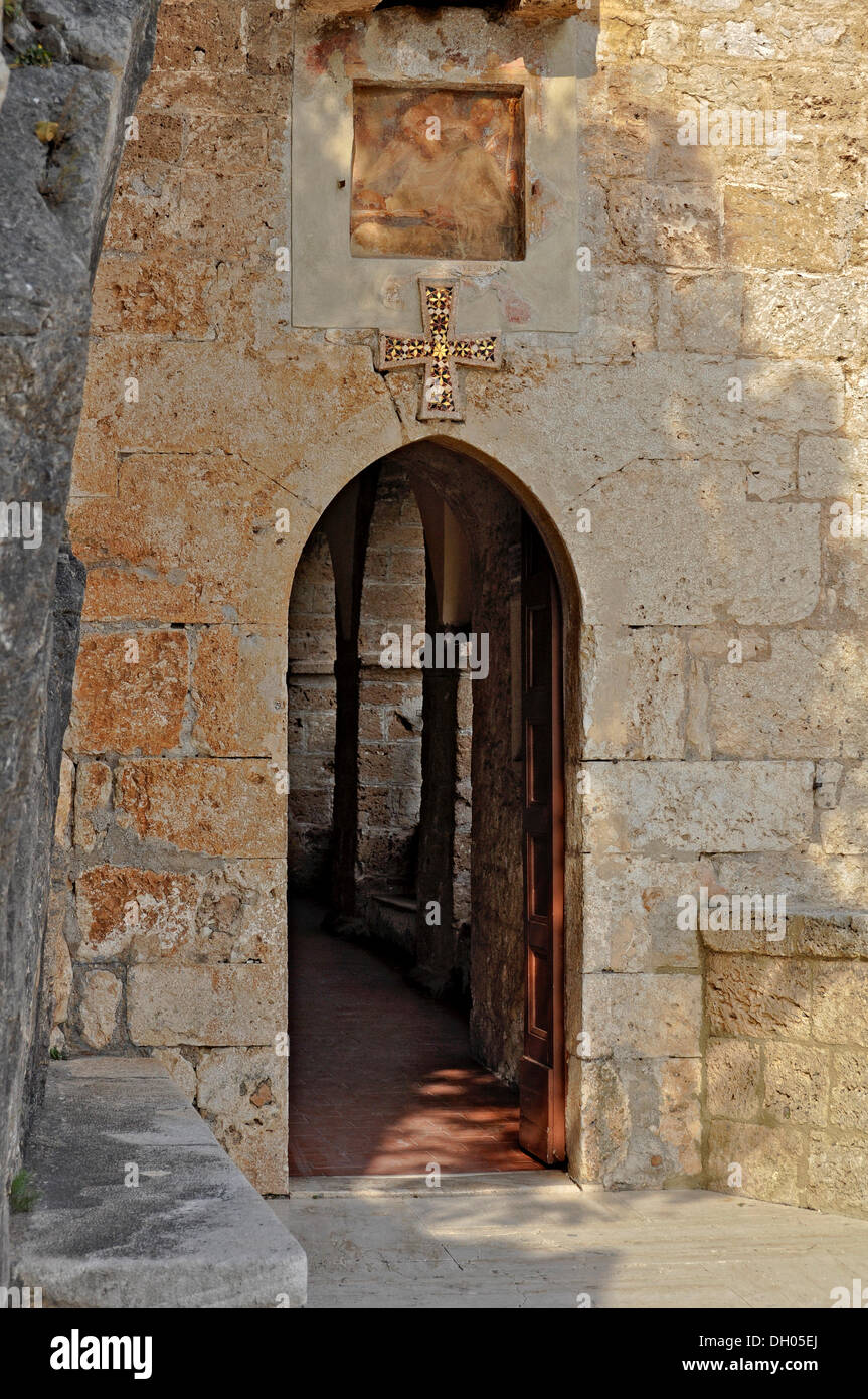 Eingangstür zum Kloster des Heiligen Benedikt oder Sacro Speco, in der Nähe von Subiaco, Latium, Italien Stockfoto