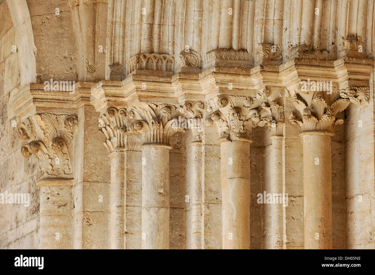 Säulen mit Kapitellen auf dem Bogen des Hauptportals, Vorhalle der Abteikirche der Benediktiner Abtei von Casamari Stockfoto