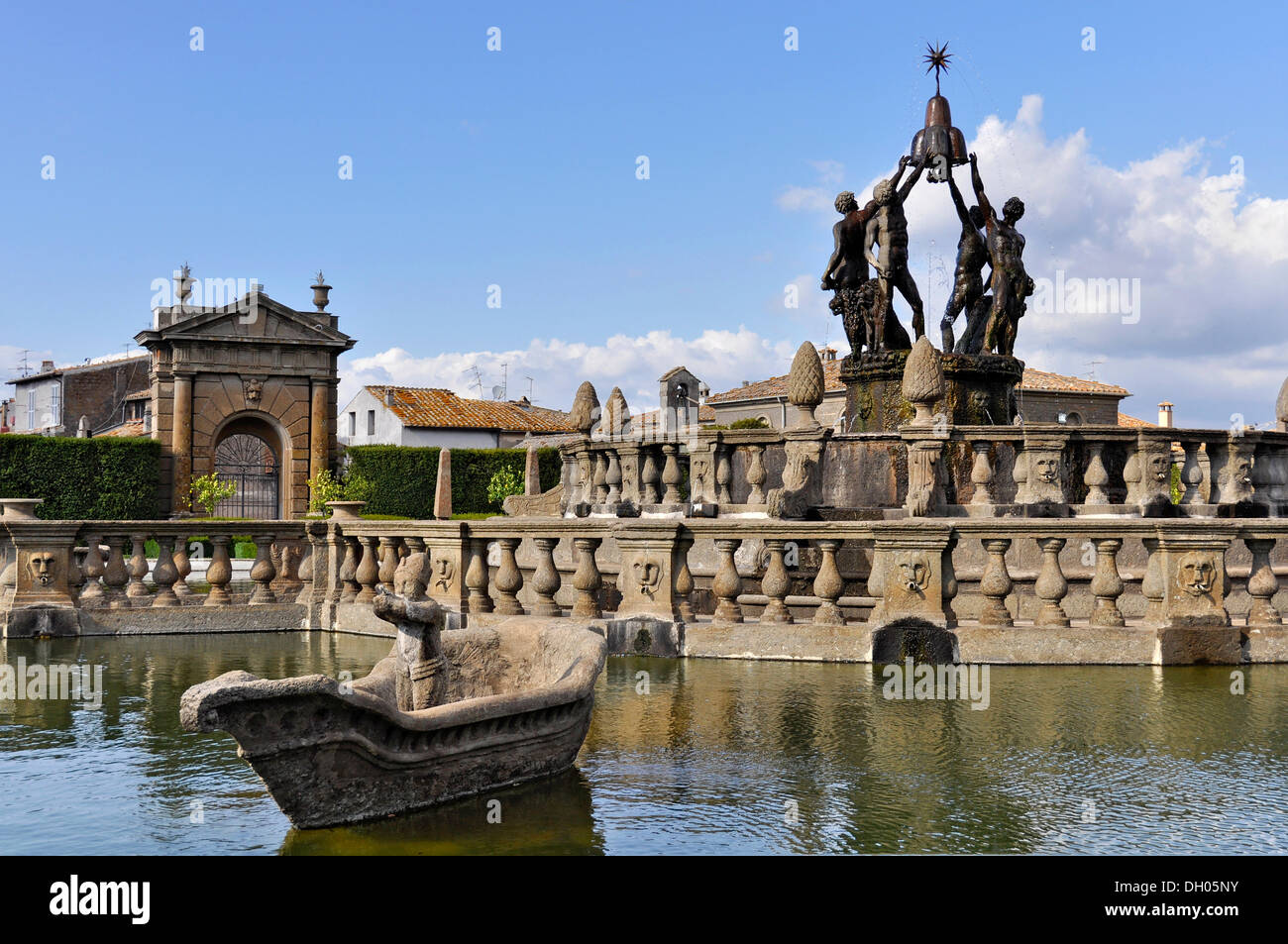 Brunnen Figuren der jungen Männer halten Wappenzeichen von Montalto, Fontana del Quadrato o dei Mori oder Brunnen der vier Stockfoto