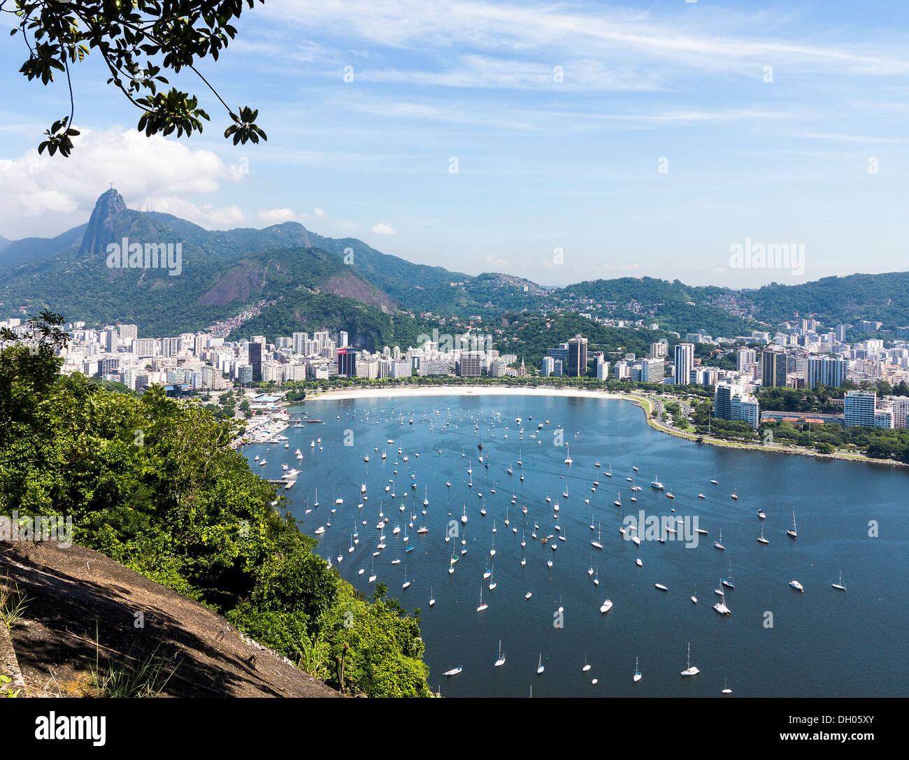 Rio De Janeiro, Brasilien, Südamerika - Antenne auf Stadt und Hafen in der Guanabara-Bucht / Ba'a da Guanabara Stockfoto