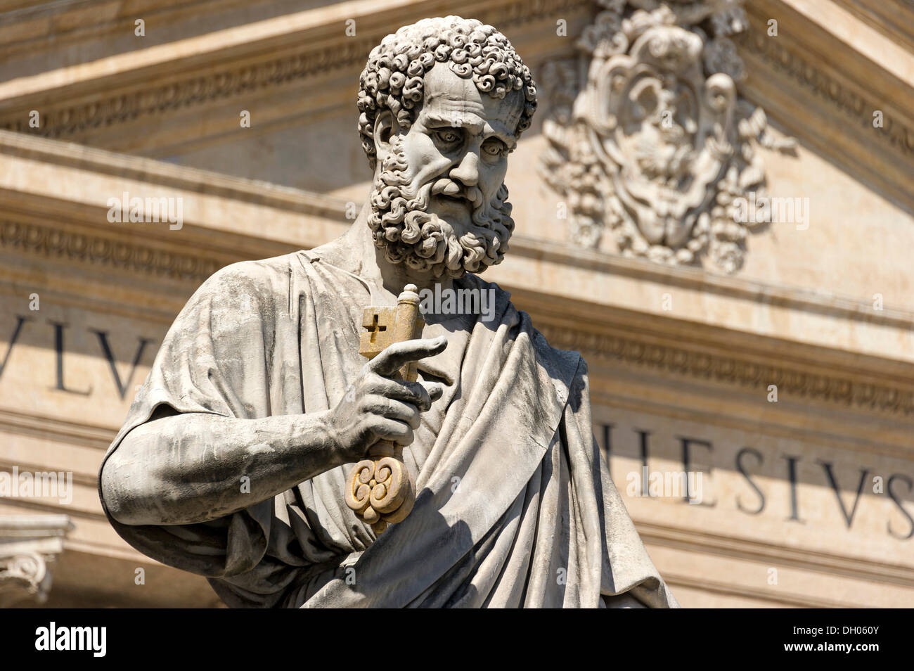 Monumentale Statue des Heiligen Petrus der Apostel vor den Petersdom ...