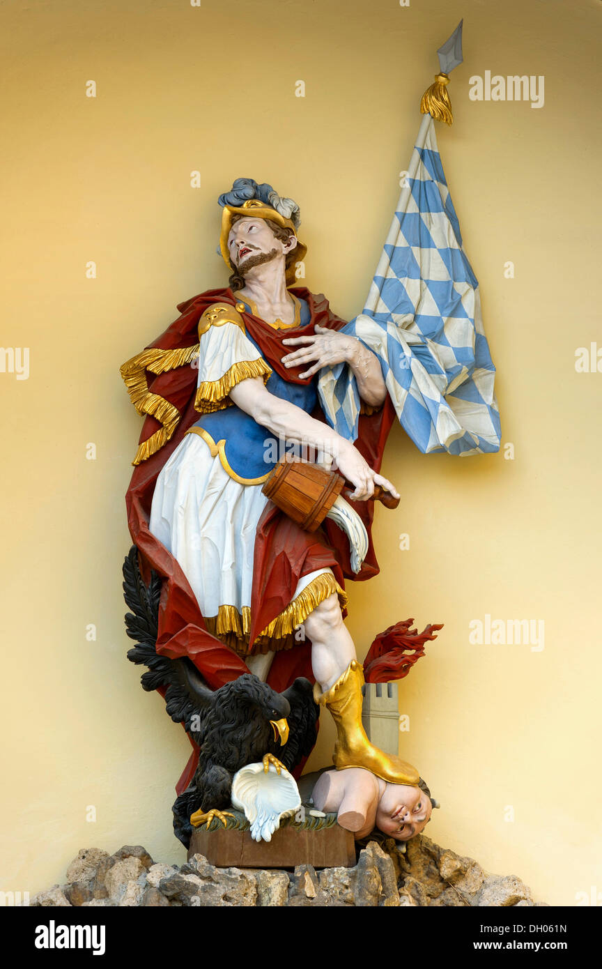 Kopie der Rokoko Figur des Hl. Florian gemacht Lindenholz von Christian Jorhan der ältere, 1762 n. Chr. auf dem Florian-Brunnen Stockfoto