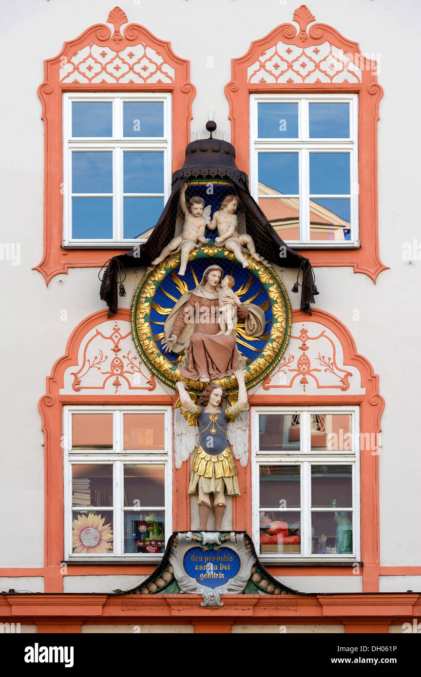 Rokoko Verputz eines Medaillons, Jungfrau Maria mit Kind, Engel und Erzengel Gabriel, auf ein Stadthaus in der Altstadt Stockfoto