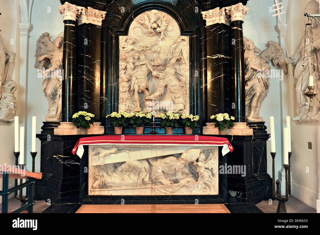 Altar auf dem Grab des Apostels St. Bonifatius, Reliefbildern von Johann Neudecker, Bonifatius Krypta, Kathedrale von St. Salvator Stockfoto