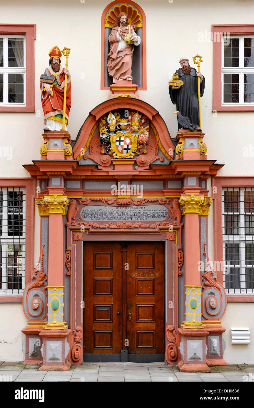 Renaissance-Portal mit den Figuren von St. Bonifatius, Jesus Christus und den Heiligen. Benedikt von Nursia, Klostergebäude von der Stockfoto