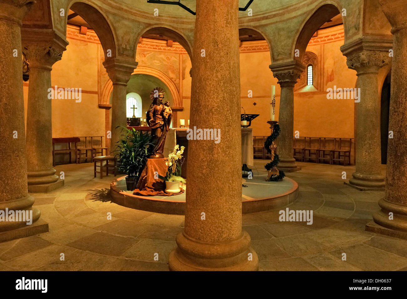 Rotunde mit mittelalterlichen Spalten um den Altar, Innenraum der St.-Michaels Kirche, Fulda, Hessen, Deutschland Stockfoto