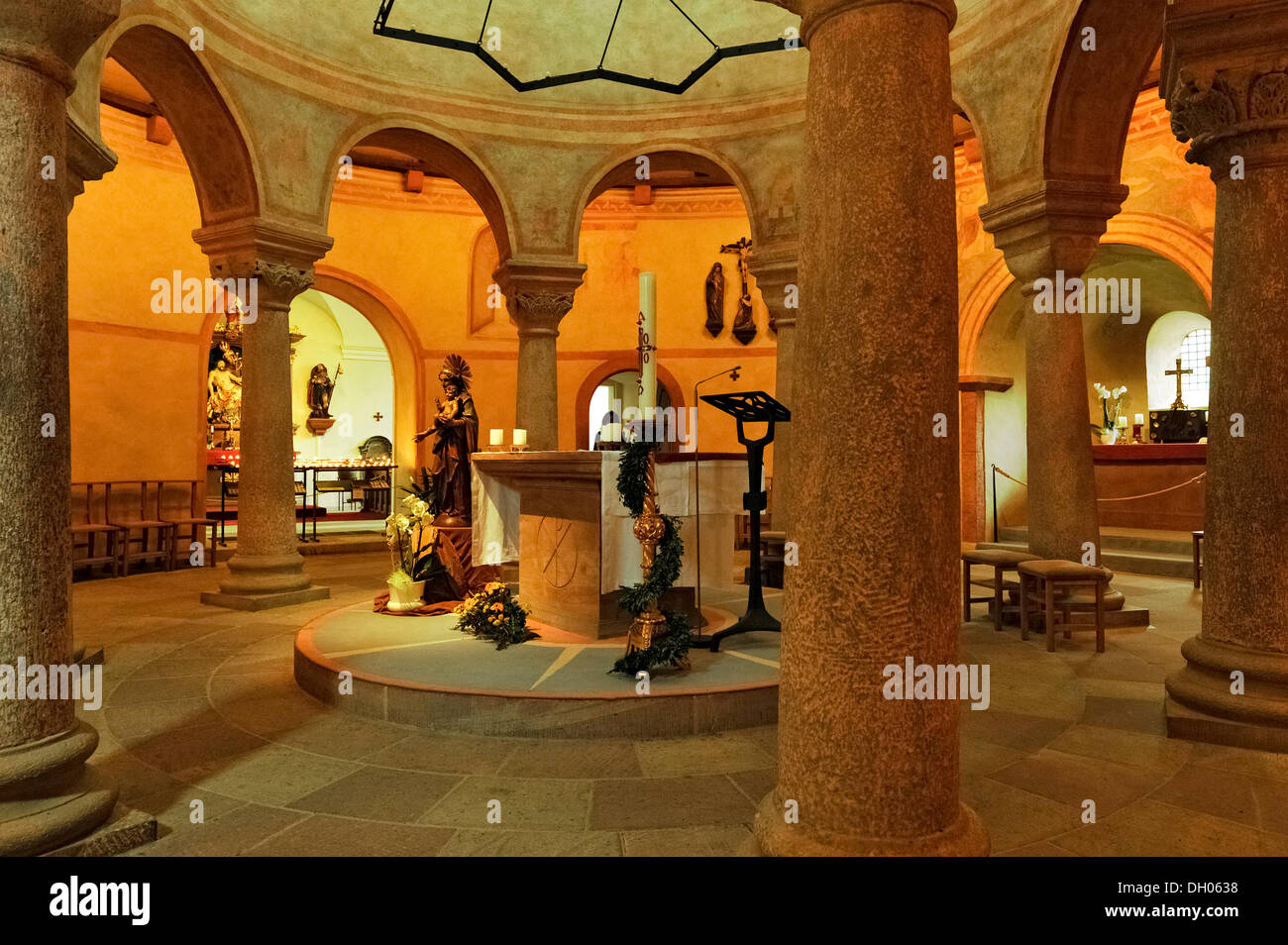 Rotunde mit mittelalterlichen Spalten um den Altar, Innenraum der St.-Michaels Kirche, Fulda, Hessen, Deutschland Stockfoto