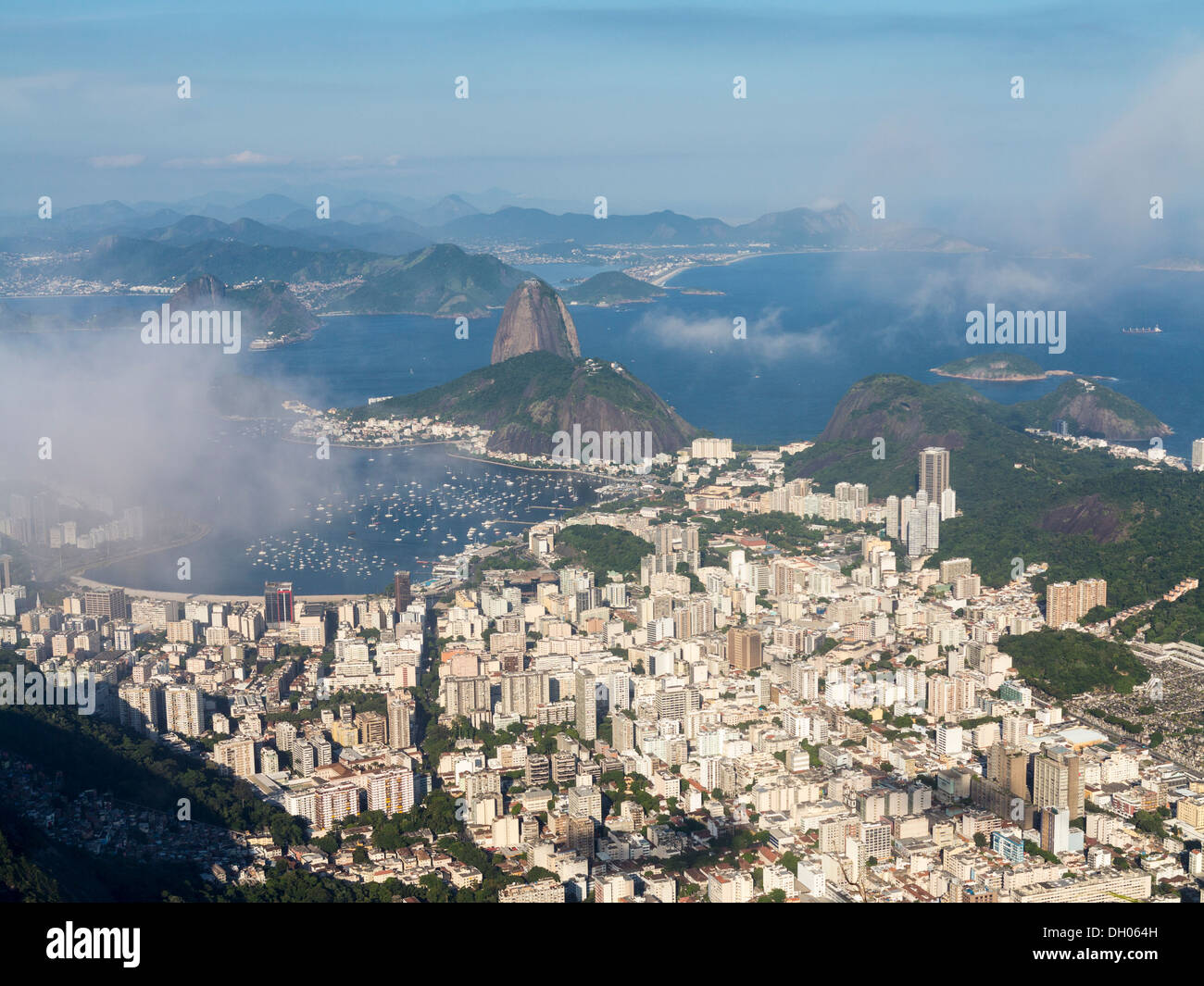 Luftaufnahme der Stadt und Hafen von Rio De Janeiro in Brasilien von der Christusstatue Stockfoto