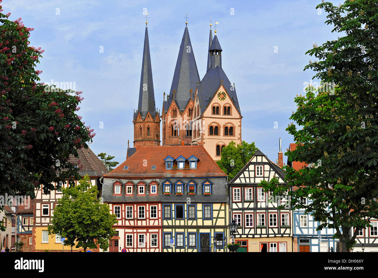 Romanische Kirche St. Maria, Fachwerk Häuser, Gelnhausen, Hessen, Deutschland Stockfoto