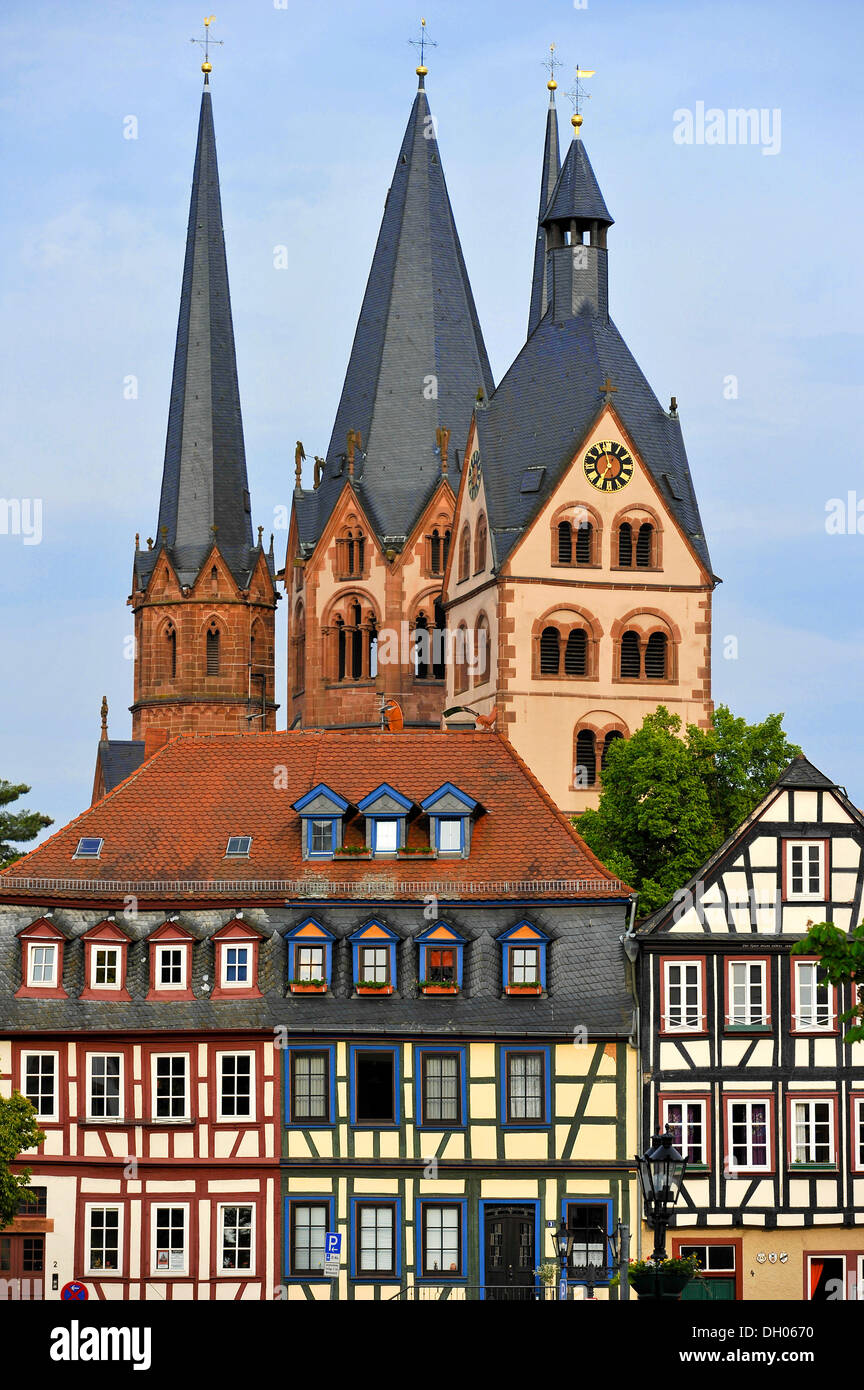 Romanische Kirche St. Maria, Fachwerk Häuser, Gelnhausen, Hessen, Deutschland Stockfoto