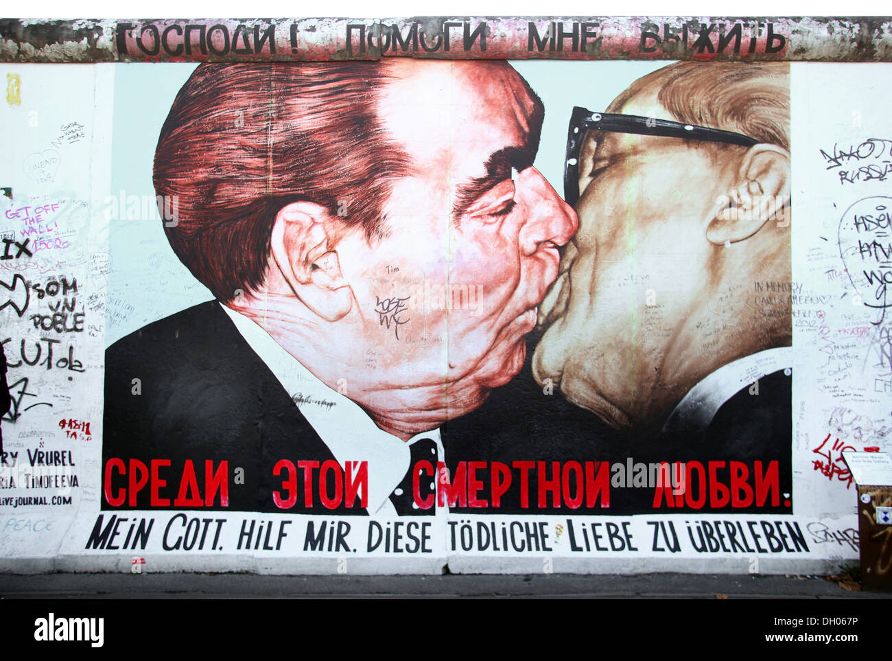 Brüderlich küssen zwischen Leonid Brezhnev und Erich Honecker, Malerei, Wandmalerei, East Side Gallery, Berlin, PublicGround Stockfoto