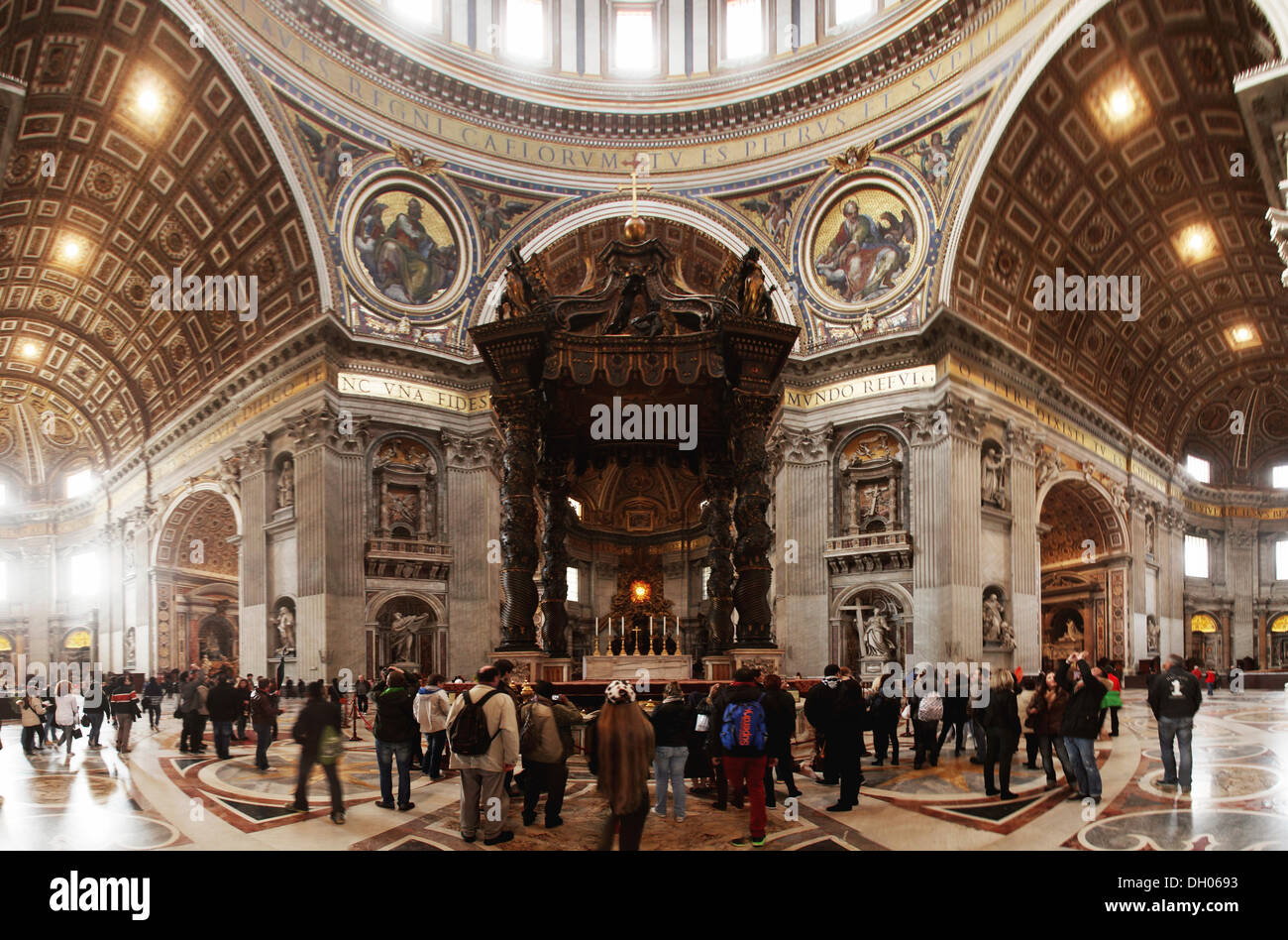 Dome-Bereich und der päpstliche Altar, Petersdom, Fontana di Trevi, Rom, Latium, Italien Stockfoto