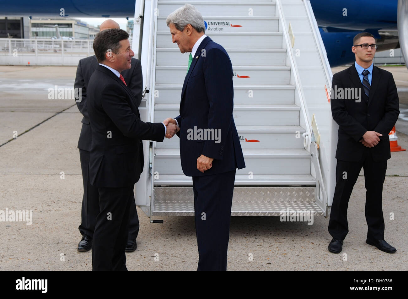 Botschafter Rivkin grüßt Sekretär Kerry In Paris Stockfoto