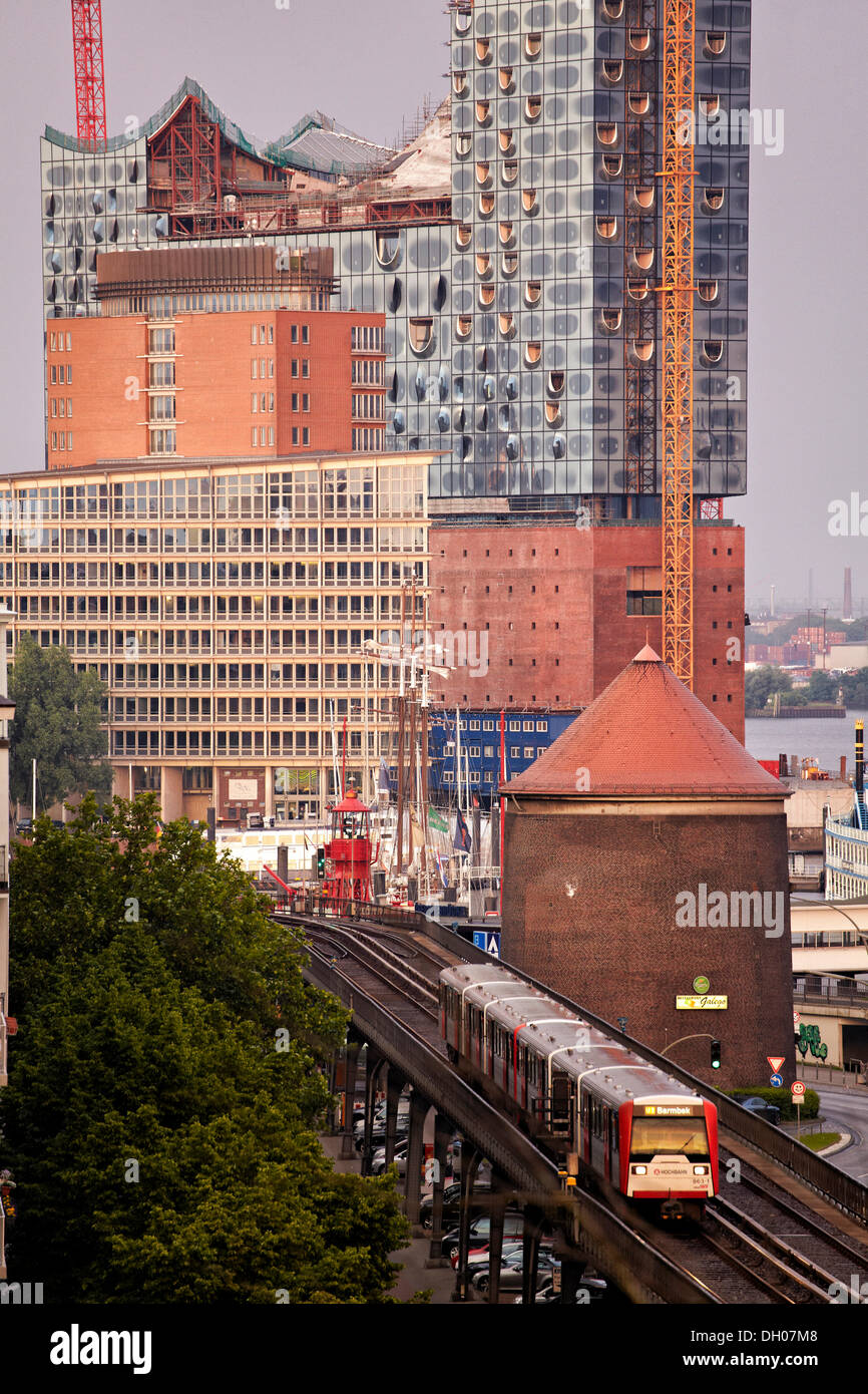 U-Bahn vor der Elbphilharmonie, Hamburg Stockfoto