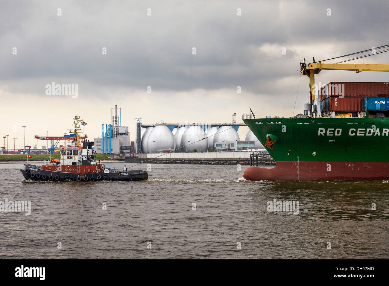 Schlepper Abschleppen Ein Containerschiff Auf Der Elbe Hamburg Stockfotografie Alamy