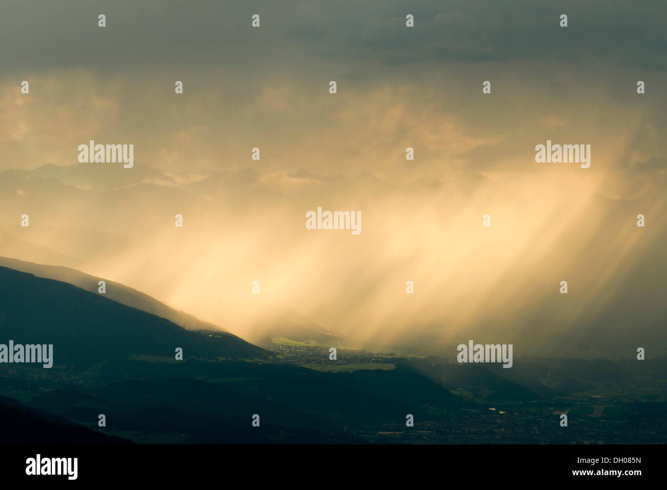 Regen Sie über Goetzens, Sommeransicht und Axams, eine geringerwertige Terrasse südlich von Innsbruck, Tirol, Österreich, Europa Stockfoto