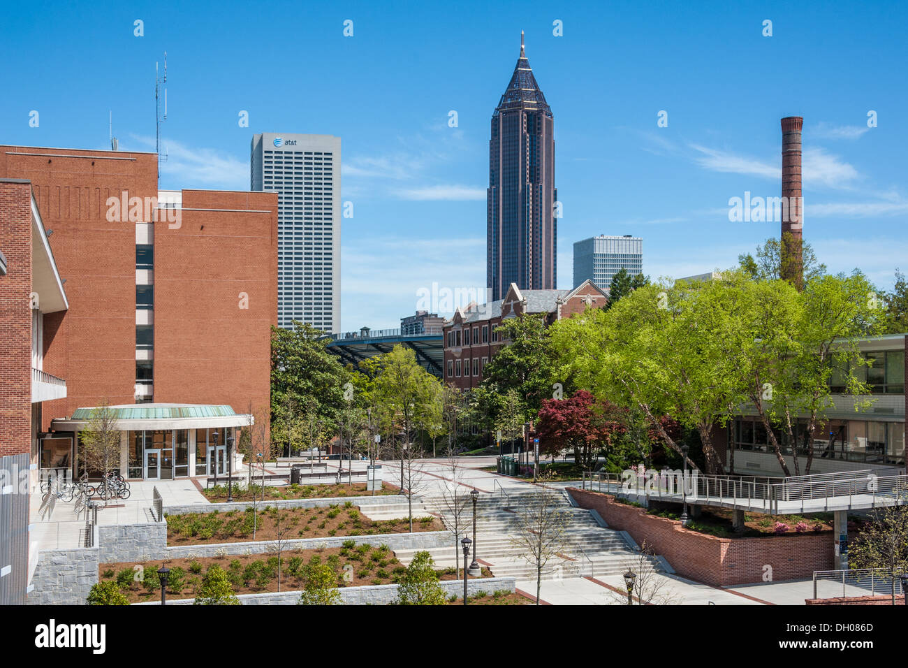 Innenhofbereich des Georgia Tech Campus mit Bobby Dodd Stadium und Skyline von Midtown Atlanta im Hintergrund. (USA) Stockfoto