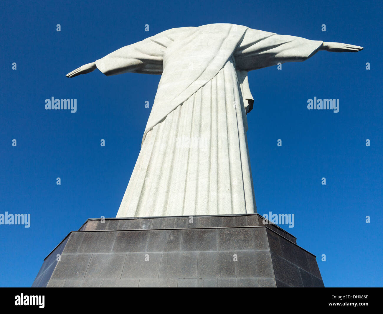 Statue von Christus dem Erlöser auf Berggipfel in Rio De Janeiro, Brasilien Stockfoto