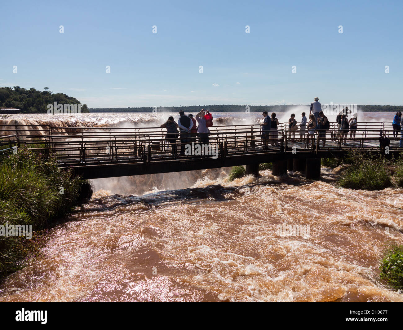 Flut angeschwollenen Fluss führt zum berühmten Iguaçu-Wasserfälle auf der Grenze zwischen Brasilien und Argentinien Stockfoto